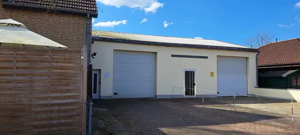 Vermietetes Zweifamilienhaus mit kleiner Gewerbehalle