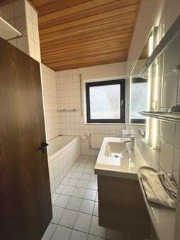 Das Badezimmer im Obergeschoss - Maisonette-Wohnung in 45721 Haltern am See mit 135m² kaufen