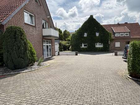 Parkplatz und Zufahrt zum Wohnhaus - Mehrfamilienhaus in 46348 Raesfeld mit 263m² kaufen