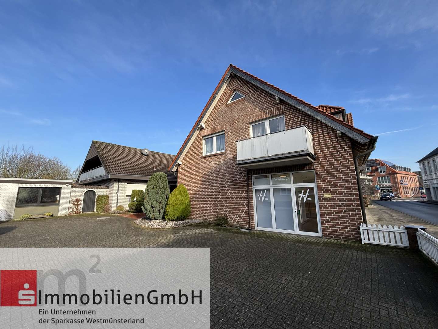 Wohngeschäftshaus mit Parkflächen - Wohnhaus im Hintergrund Wohngeschäftshaus mit Parkflächen - Wohnhaus im Hintergrund - Mehrfamilienhaus in 46348 Raesfeld mit 263m² kaufen