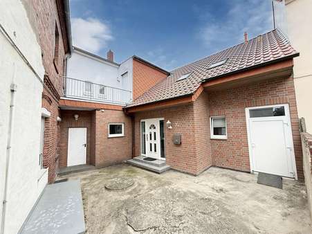 Hinterhof/Eingang zum Neubau - Einfamilienhaus in 48429 Rheine mit 333m² als Kapitalanlage kaufen