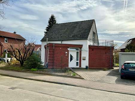 Vorder- und Seitenansicht - Einfamilienhaus in 48432 Rheine mit 102m² kaufen