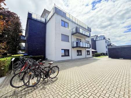 Rückansicht und Fahrradstellplätze Rückansicht und Fahrradstellplätze - Etagenwohnung in 48429 Rheine mit 93m² kaufen