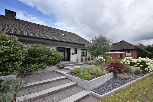 Straßenansicht / Eingangsbereich Straßenansicht / Eingangsbereich - Einfamilienhaus in 48432 Rheine mit 234m² kaufen