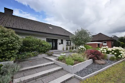 Exclusives und modernisiertes EFH/ZFH mit PV-Anlage, Wärmepumpe & Sauna – einziehen & genießen