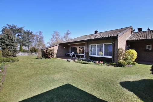 Rückansicht mit Terrasse - Bungalow in 48565 Steinfurt mit 130m² kaufen