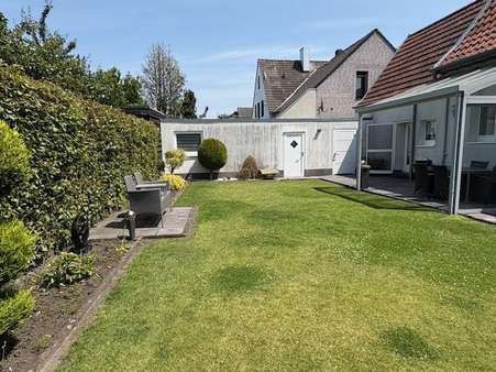 Garten mit Blick auf Garage Garten mit Blick auf Garage - Einfamilienhaus in 48565 Steinfurt mit 110m² kaufen