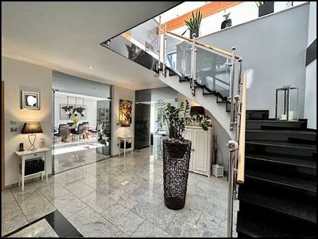 Diele samt Treppenhaus - Einfamilienhaus in 59065 Hamm mit 312m² kaufen