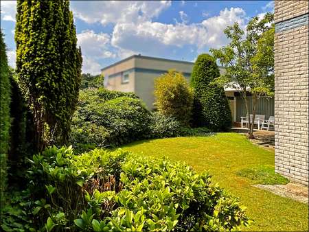 Der liebevoll angelegte  Ziergarten lädt zum Verweilen ein - Bungalow in 59071 Hamm mit 136m² kaufen