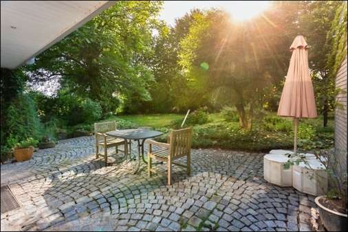 Blick von der großen Terrasse auf das parkähnliche Gartengrundstück - Einfamilienhaus in 59071 Hamm mit 210m² kaufen