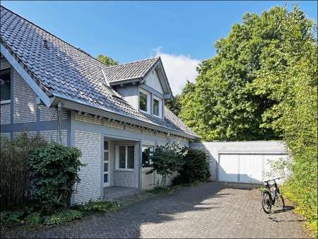 Viel Platz vor dem Haus mit Doppelgarage und Anliegerweg - Einfamilienhaus in 59071 Hamm mit 210m² kaufen