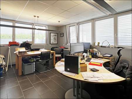 Lichtdurchfluteter Bürotrakt mit viel Platz - Werkstatt in 59071 Hamm mit 681m² kaufen