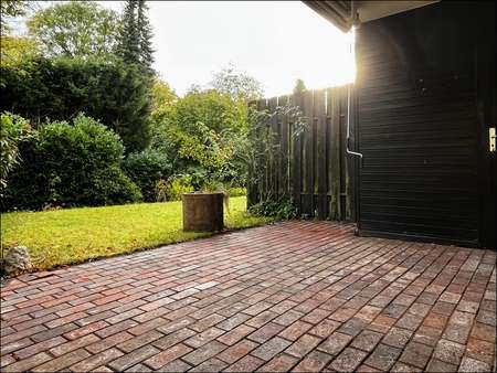 Blick von der überdachten Terrasse in den schönen Garten - Erdgeschosswohnung in 59063 Hamm mit 65m² kaufen