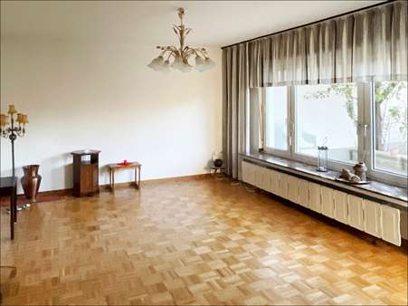 Wohnzimmer mit großer Fensterfront - Doppelhaushälfte in 59073 Hamm mit 96m² kaufen