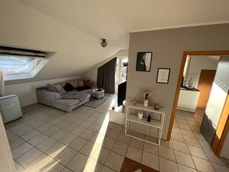Wohnzimmer - Dachgeschosswohnung in 59329 Wadersloh mit 67m² günstig kaufen