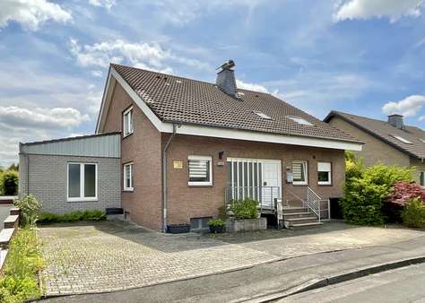 Frontansicht der Immobilie Frontansicht der Immobilie - Zweifamilienhaus in 59597 Erwitte mit 291m² kaufen