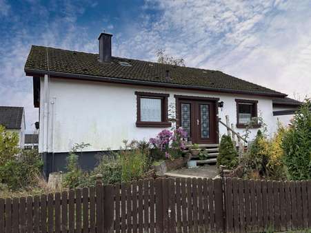 Hauseingangsseite / Straßenansicht Hauseingangsseite / Straßenansicht - Einfamilienhaus in 59519 Möhnesee mit 163m² kaufen