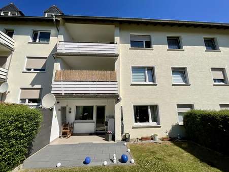 Rückansicht mit Terrasse - Erdgeschosswohnung in 59581 Warstein mit 76m² kaufen