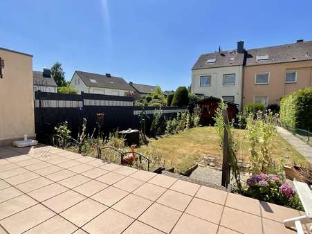 Terrasse mit Blick in den Garten Terrasse mit Blick in den Garten - Reihenmittelhaus in 59555 Lippstadt mit 133m² kaufen