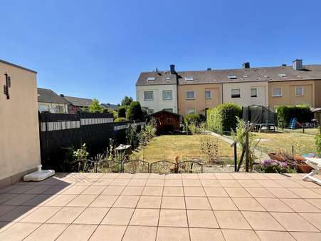 Terrasse mit Blick in den Garten Terrasse mit Blick in den Garten - Reihenmittelhaus in 59555 Lippstadt mit 133m² kaufen