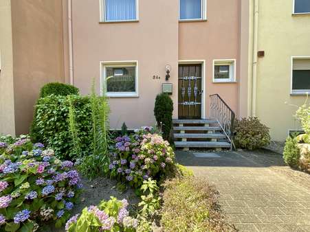 Vorgarten und Hauseingang Vorgarten und Hauseingang - Reihenmittelhaus in 59555 Lippstadt mit 133m² kaufen