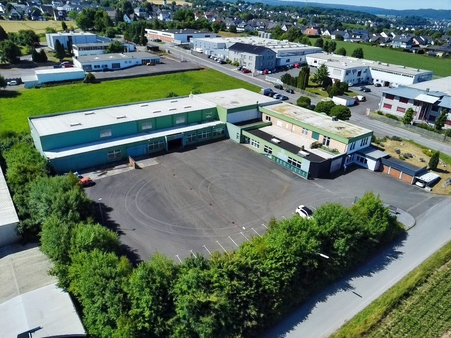 Luftbild / Außenansicht Luftbild / Außenansicht - Produktion in 59581 Warstein mit 3472m² kaufen