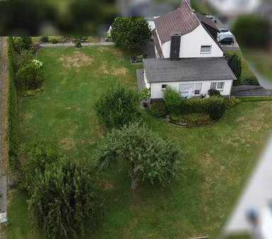 Gesamtes Grundstück Gesamtes Grundstück - Zweifamilienhaus in 59556 Lippstadt mit 159m² kaufen