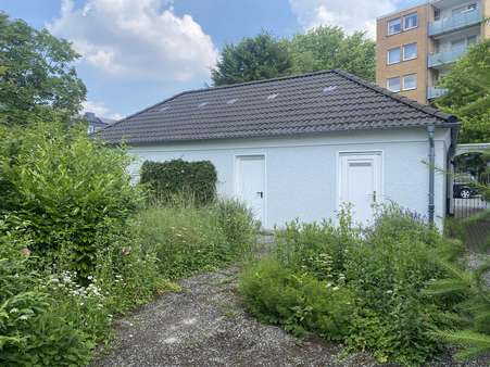 Blick auf die Garagen / Gartenfläche - Doppelhaushälfte in 59494 Soest mit 152m² kaufen