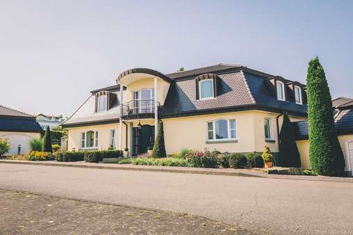 Strassenansicht Strassenansicht - Villa in 59609 Anröchte mit 375m² kaufen