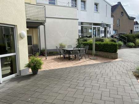 Eingangsbereich / gemeinschaftliche Terrasse - Erdgeschosswohnung in 59469 Ense mit 47m² kaufen