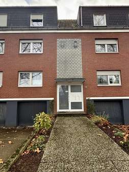 Außenansicht Hauseingang Außenansicht Hauseingang - Erdgeschosswohnung in 59557 Lippstadt mit 75m² kaufen