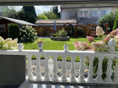 Blick von der Terrasse in den Garten - Doppelhaushälfte in 59494 Soest mit 130m² kaufen