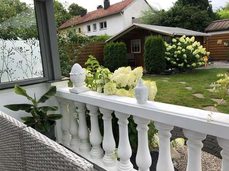 Blick von der überdachten Terrase aus in den Garten - Doppelhaushälfte in 59494 Soest mit 130m² kaufen