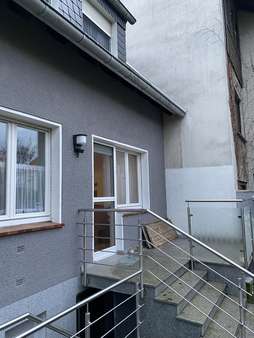 erhöhte Terrasse / Zugang in den Garten - Reihenendhaus in 44319 Dortmund mit 130m² günstig kaufen