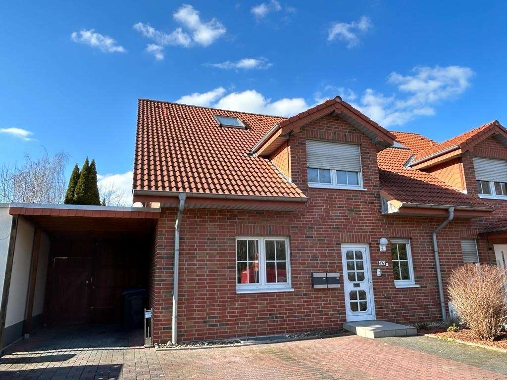 Straßenansicht / Hauseingang / Carport - Doppelhaushälfte in 59494 Soest mit 178m² günstig kaufen