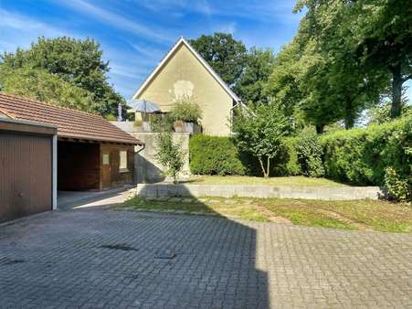 Einfahrt - Zufahrt zu den Garagen / Holzgartenhaus / Garten - Zweifamilienhaus in 59494 Soest mit 163m² kaufen