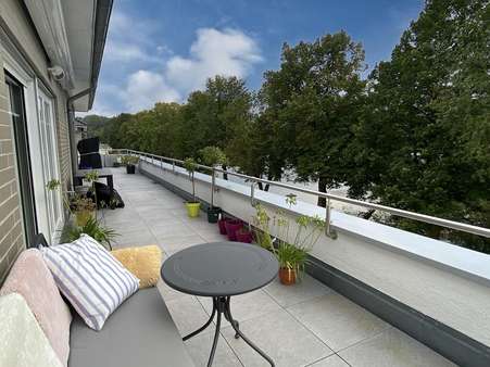 großzügige Dachterrasse mit Blick auf den Weiher - Penthouse-Wohnung in 59519 Möhnesee mit 156m² kaufen