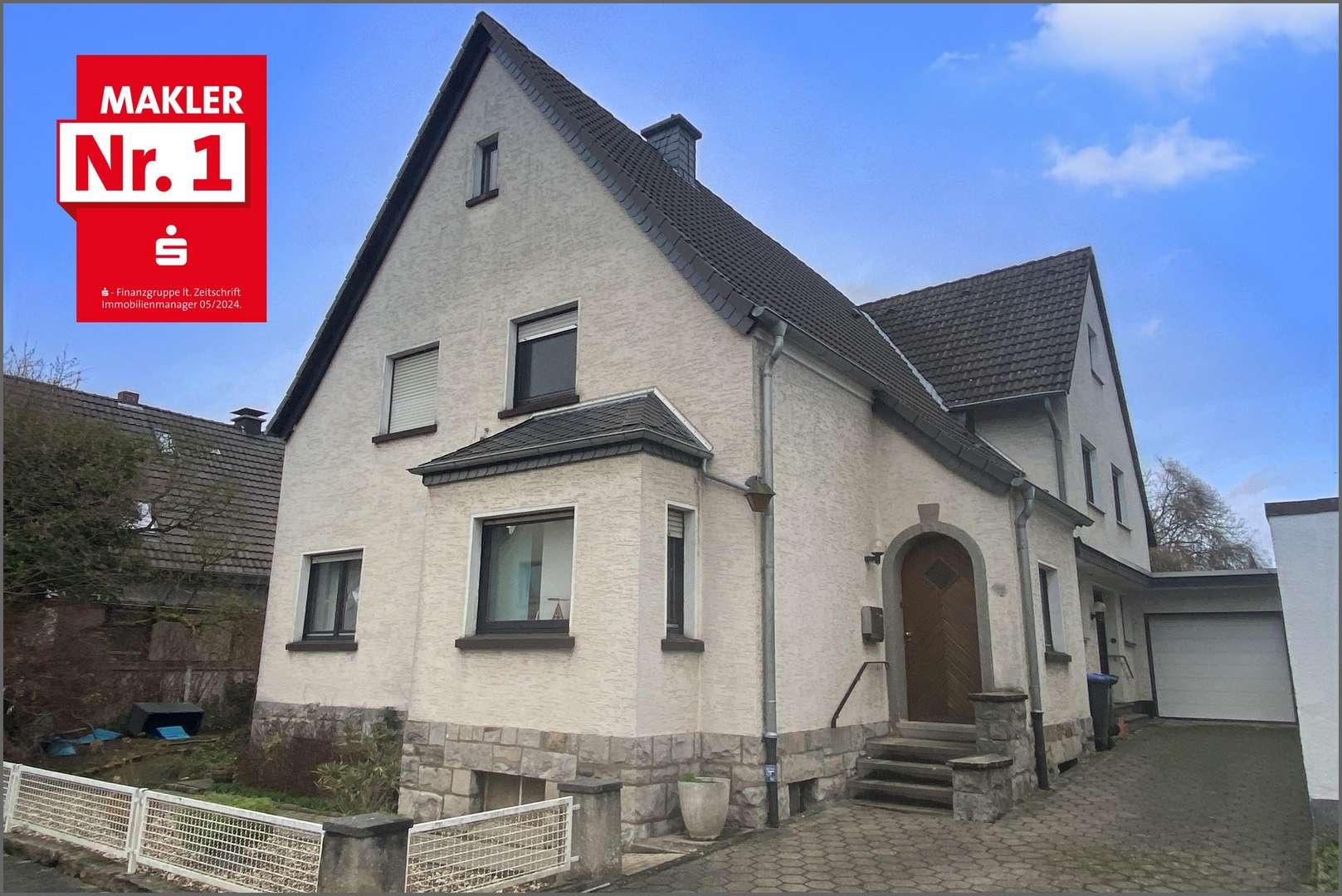 Vorder-/Seitenansicht - Zweifamilienhaus in 59469 Ense mit 261m² kaufen