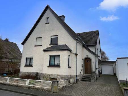 Vorder-/Straßenansicht - Zweifamilienhaus in 59469 Ense mit 261m² kaufen