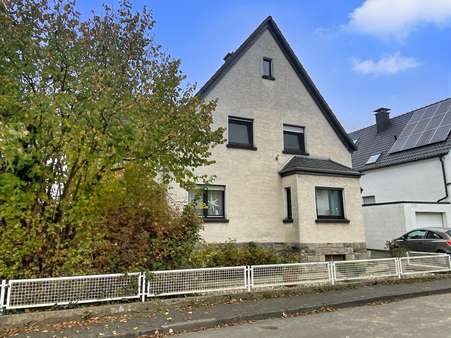 Vorderansicht - Zweifamilienhaus in 59469 Ense mit 261m² kaufen