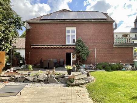 Seitenansicht mit Terrasse Seitenansicht mit Terrasse - Zweifamilienhaus in 59602 Rüthen mit 173m² kaufen