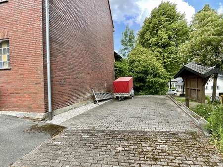 seitliche Parkfläche seitliche Parkfläche - Zweifamilienhaus in 59602 Rüthen mit 173m² kaufen