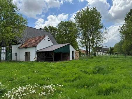 Blick auf den Stall / Abstellraum - Resthof in 59505 Bad Sassendorf mit 170m² kaufen