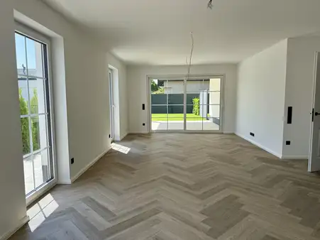 Schöner Wohnen in Bad Waldliesborn: Tolle Neubauwohnung mit Gartenanteil in elegantem Wohnhaus