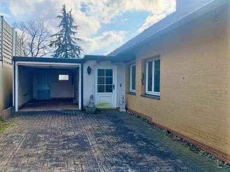 3048045d Garage und Hauseingang 3048045d Garage und Hauseingang - Einfamilienhaus in 34355 Staufenberg mit 130m² kaufen