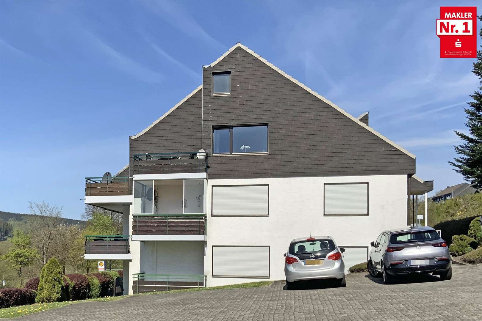 3055045a Außenansicht mit Parkplatz fio - Etagenwohnung in 59955 Winterberg mit 43m² kaufen