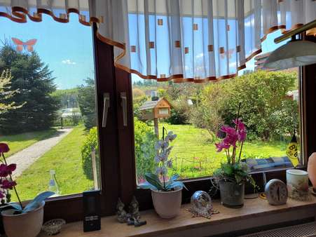 Wohnzimmer mit Blick in den Garten - Etagenwohnung in 59964 Medebach mit 52m² kaufen