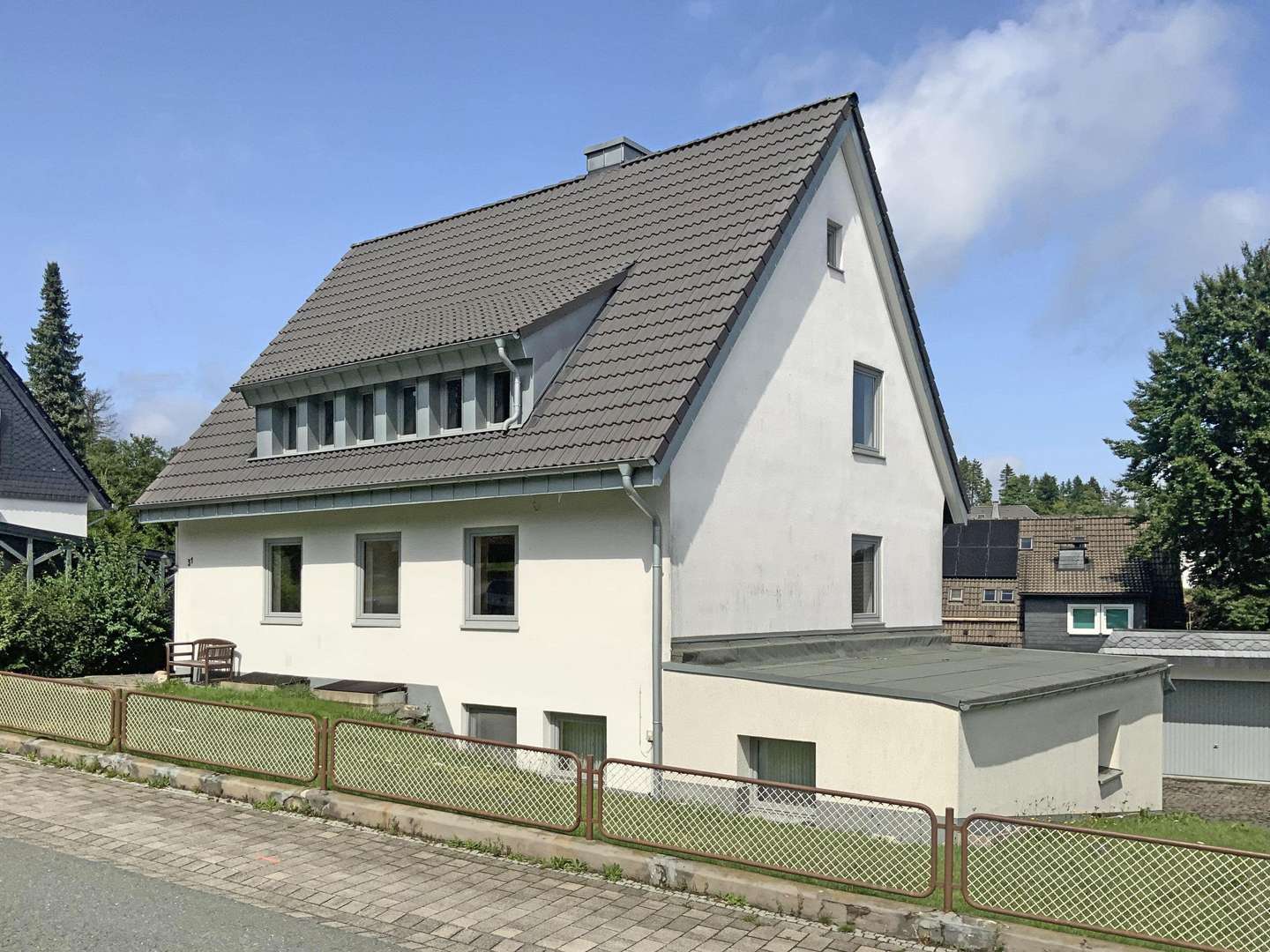 3076075a Außenansicht 3076075a Außenansicht - Zweifamilienhaus in 59955 Winterberg mit 120m² kaufen