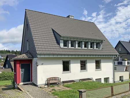 3076075b Außenansicht 3076075b Außenansicht - Zweifamilienhaus in 59955 Winterberg mit 120m² kaufen