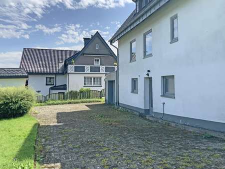 3076075c Ansicht vom Garten 3076075c Ansicht vom Garten - Zweifamilienhaus in 59955 Winterberg mit 120m² kaufen